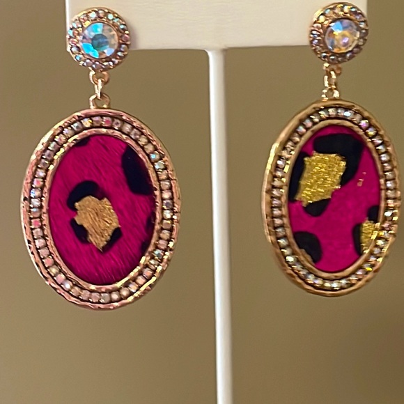 🎉💕 NEW Caroline Fuchsia Gold Leopard Iridescent Crystal Earrings - Picture 3 of 5